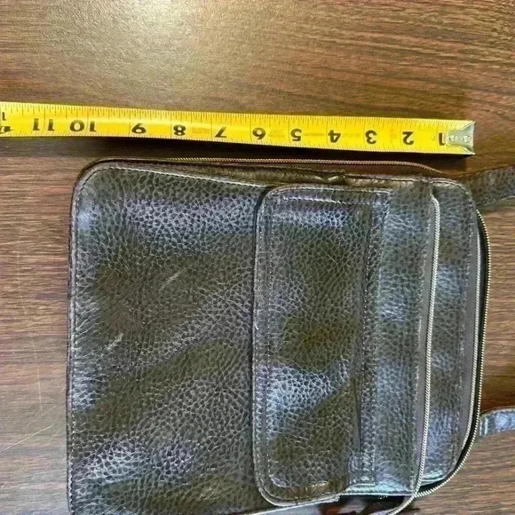 Relic Brown Cross Body Purse. Lots of Pockets. Adjustable Strap. - Picture 7 of 9